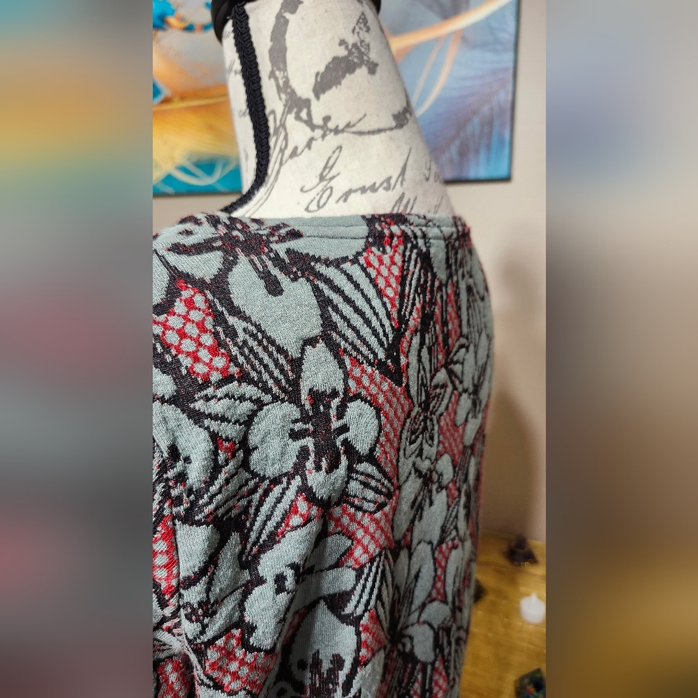 Cut Loose Medium Jacquard Textured Floral Print 3/4 Sleeve Boatneck Tee - Picture 8 of 9